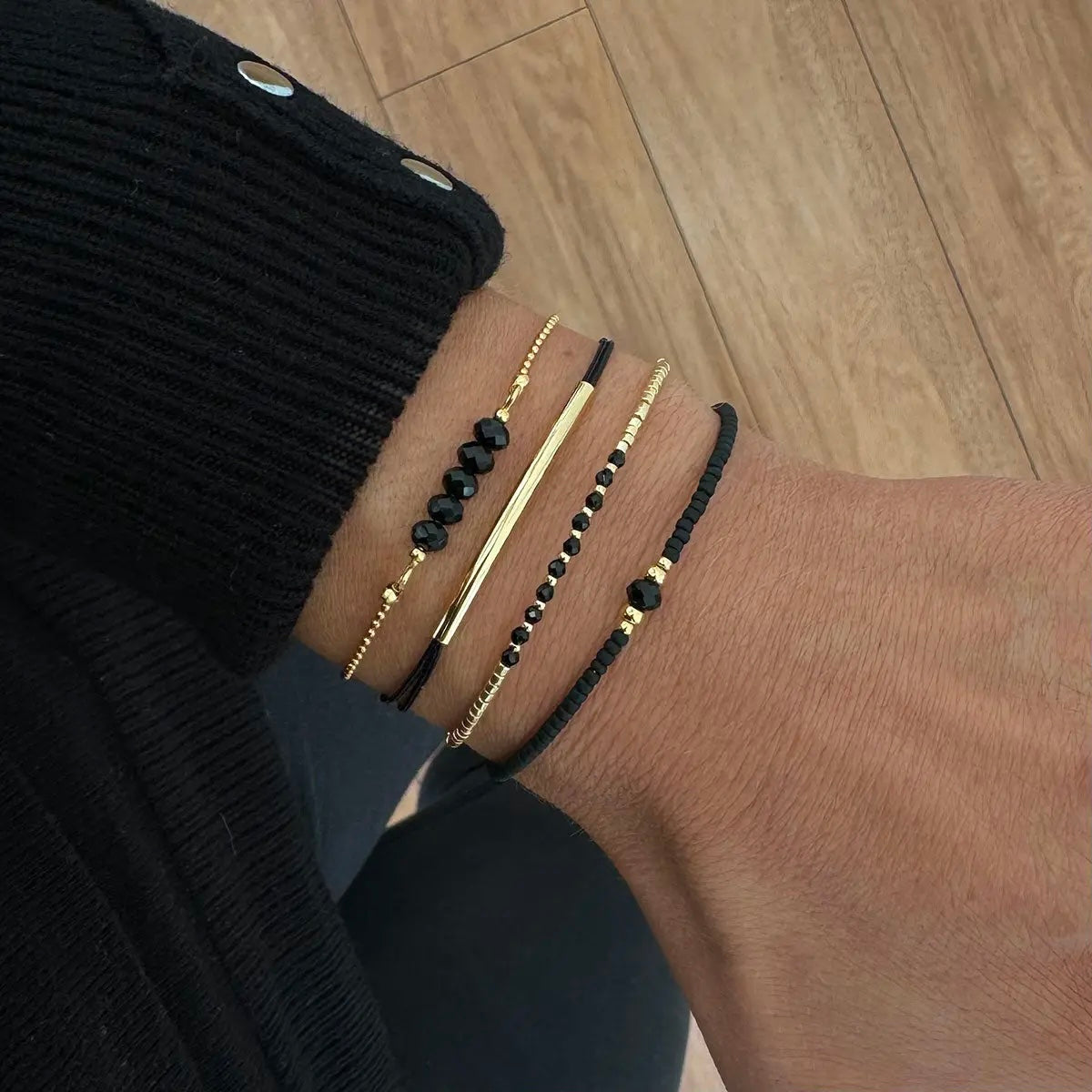 Bracelet en perles dorées et noires