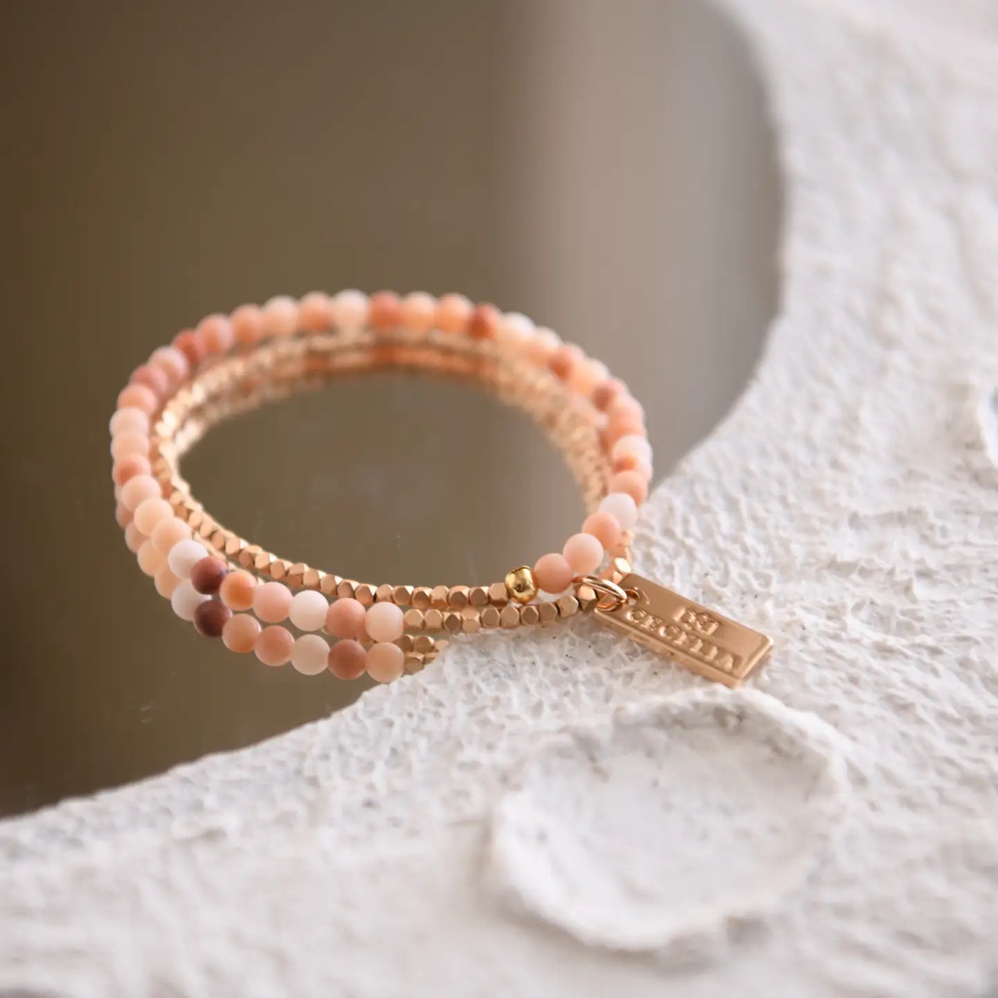 Bracelet double doré et perles pêche