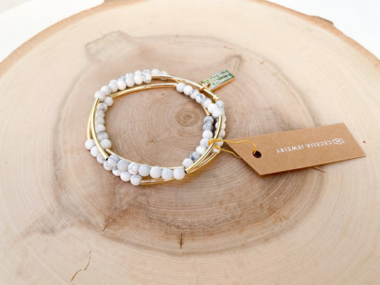 Bracelet triple tour en pierres précieuses blanches nuancées et plaqué or