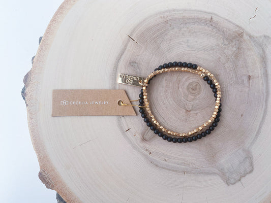 Bracelet enroulé en pierres noires avec perles facettées en or