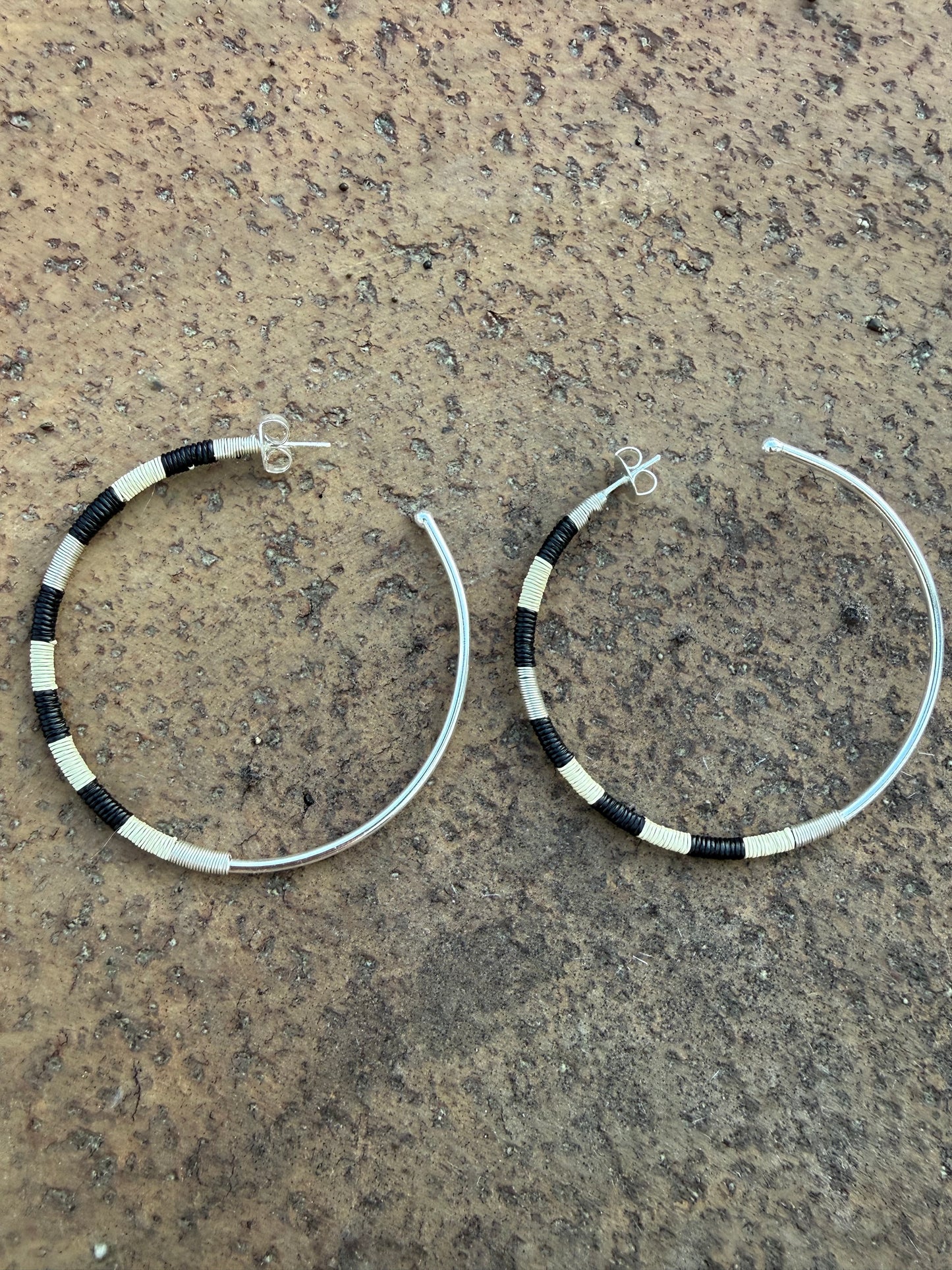 Créoles Hoops base argent - noir et blanc