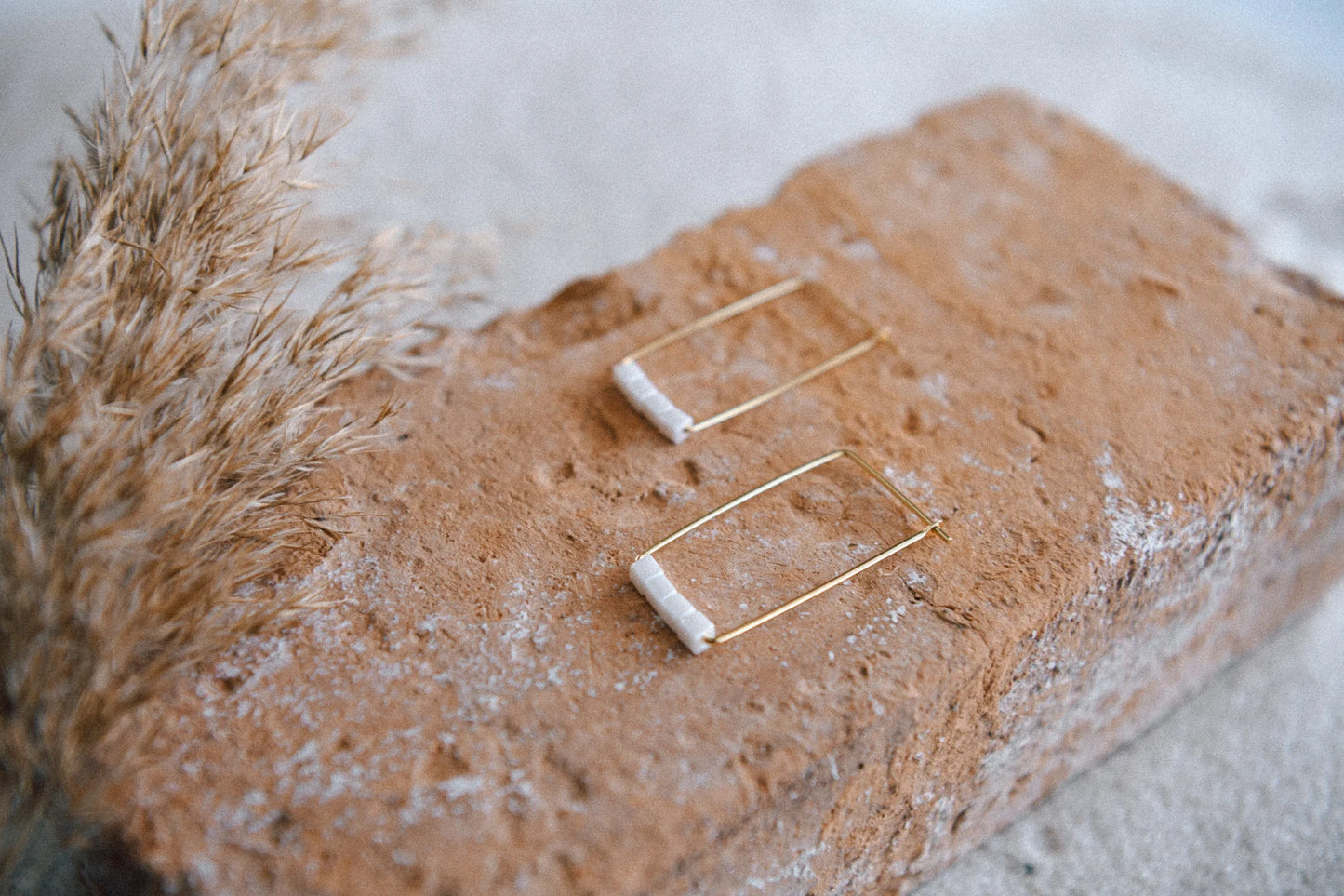Créoles rectangles - perles blanches