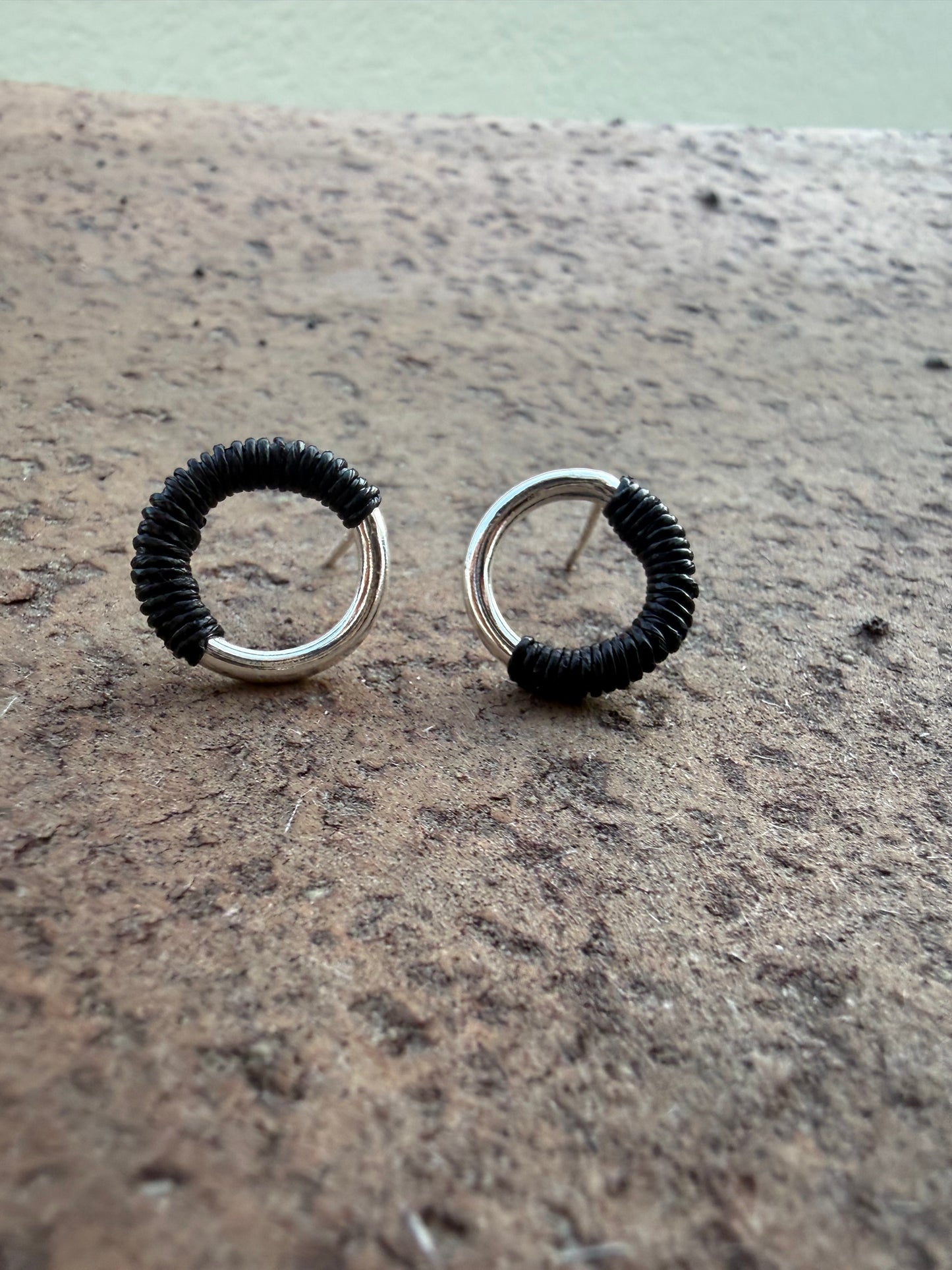 Minis créoles Stud - Base argent et fil noir