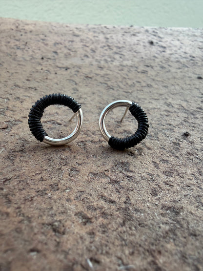 Minis créoles Stud - Base argent et fil noir