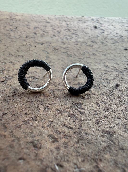 Minis créoles Stud - Base argent et fil noir