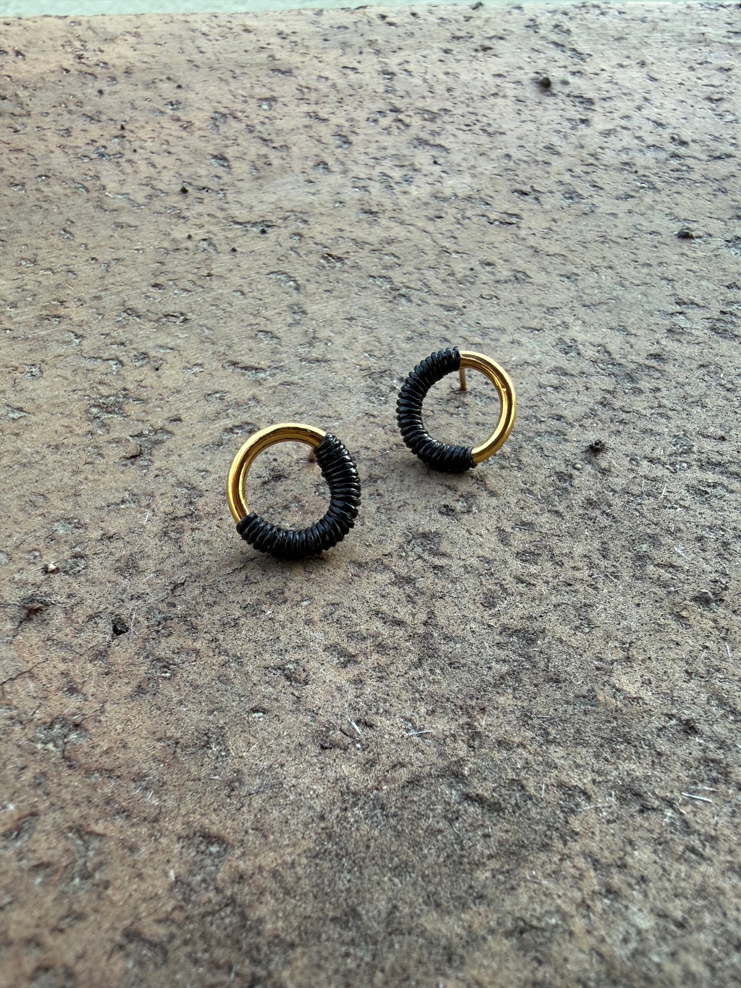 Mini créoles Stud - Base dorée/fil noir
