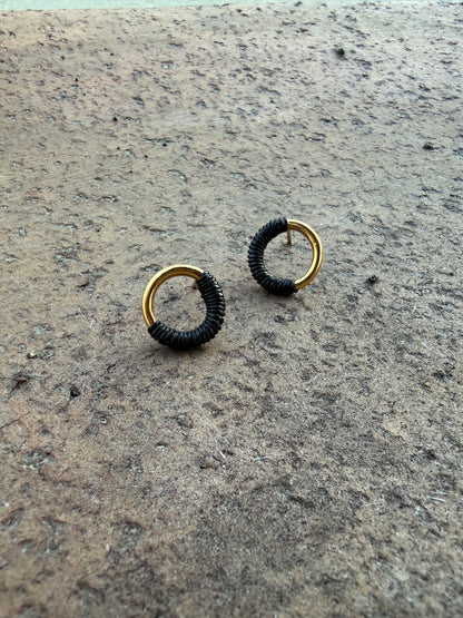 Mini créoles Stud - Base dorée/fil noir